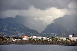 Le Port mit dem Taleinschnitt von Mafate