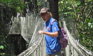 mit der Seilbrücke durch den Regenwald